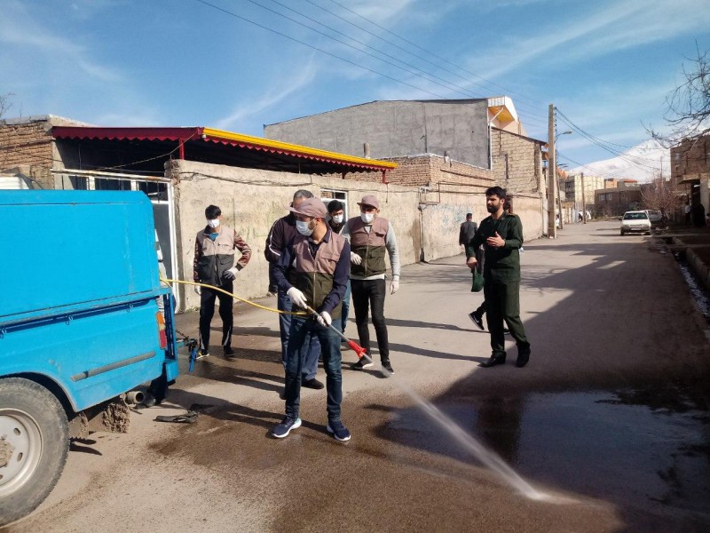 ضد عفونی و گندزایی معابر مشگین شهر توسط گروه های جهادی دانشجویی+عکس