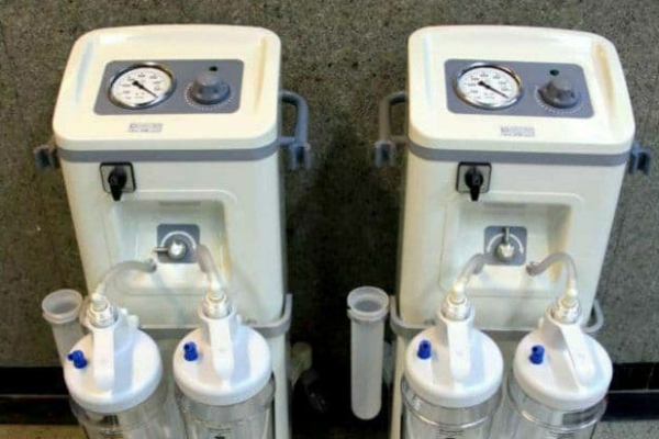 اهدای دو دستگاه ساکشن پرتابل به بیماران کرونایی