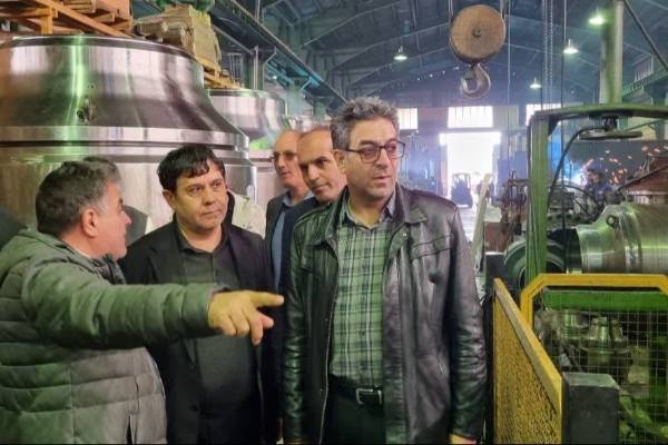 كارگران و تولید کنندگان سربازان جنگ اقتصادي، در خط مقدم تولید هستند